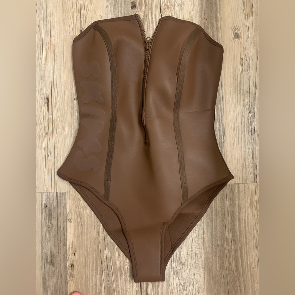 SKIMS Rubberized Scuba Swim/Bodysuit Strapless One-Piece Size Medium COCOA NWT - Picture 4 of 9